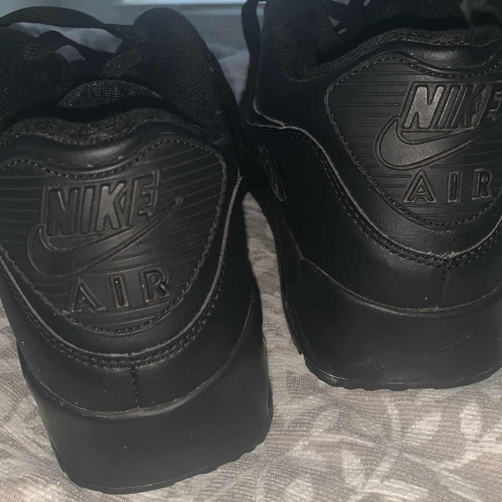 Air Max M-90 Men Size 10   Black. Worn ONLY 3 TIMES. GREAT CONDITION. AUTHENTIC